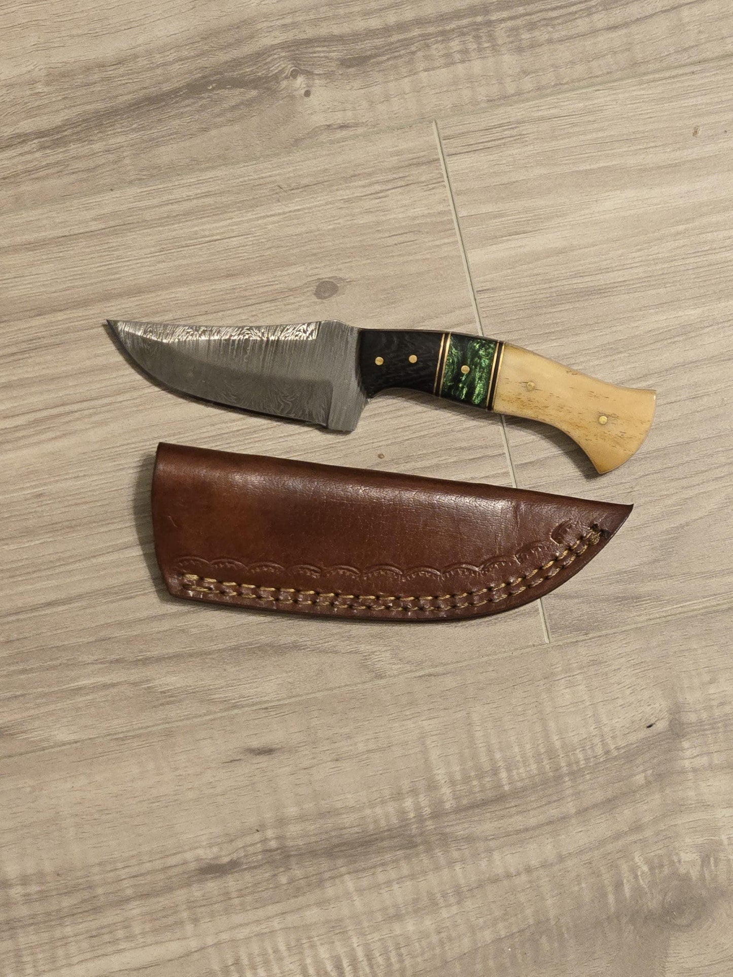 Hunting Knife Handmade Damascus Steel Skinning Blade 8.5" with Leather Sheath for Camping Outdoor Collectors